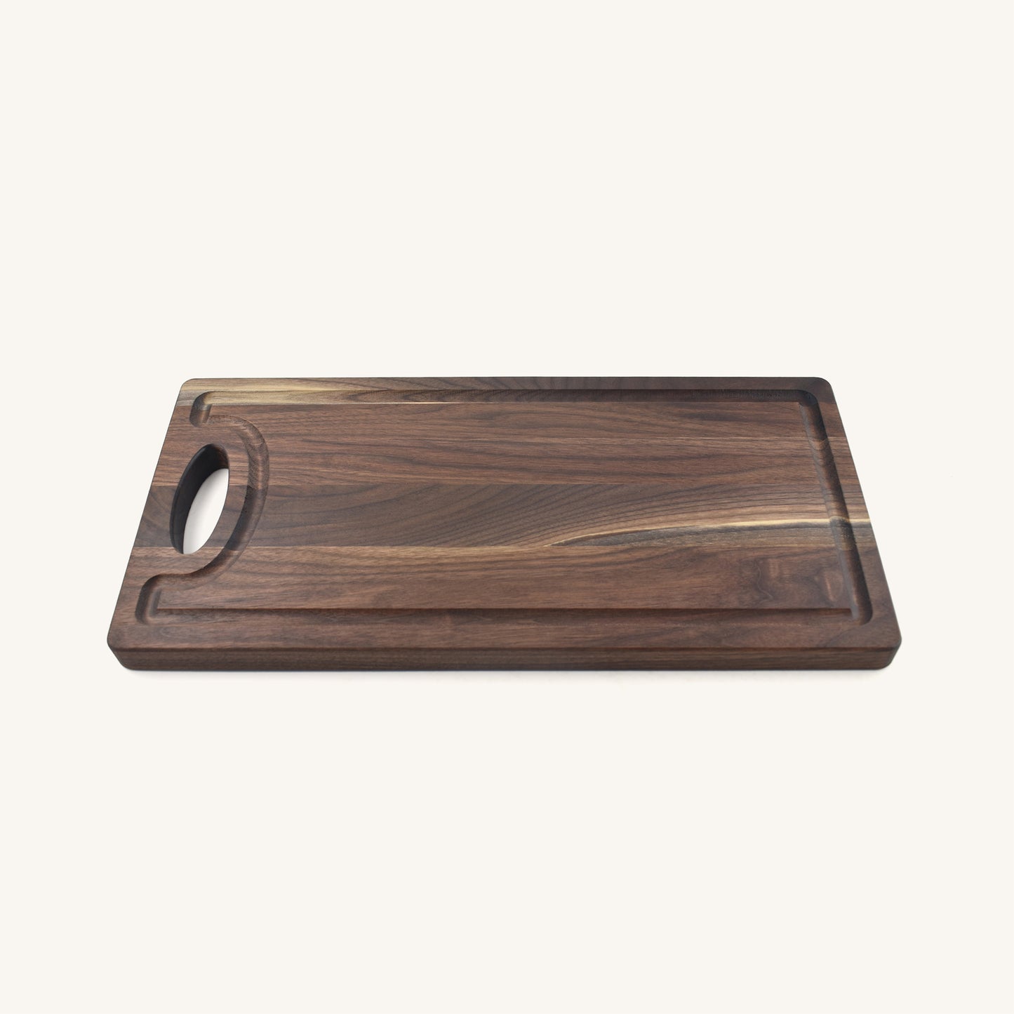 Tabla de cortar de madera mediana con asa