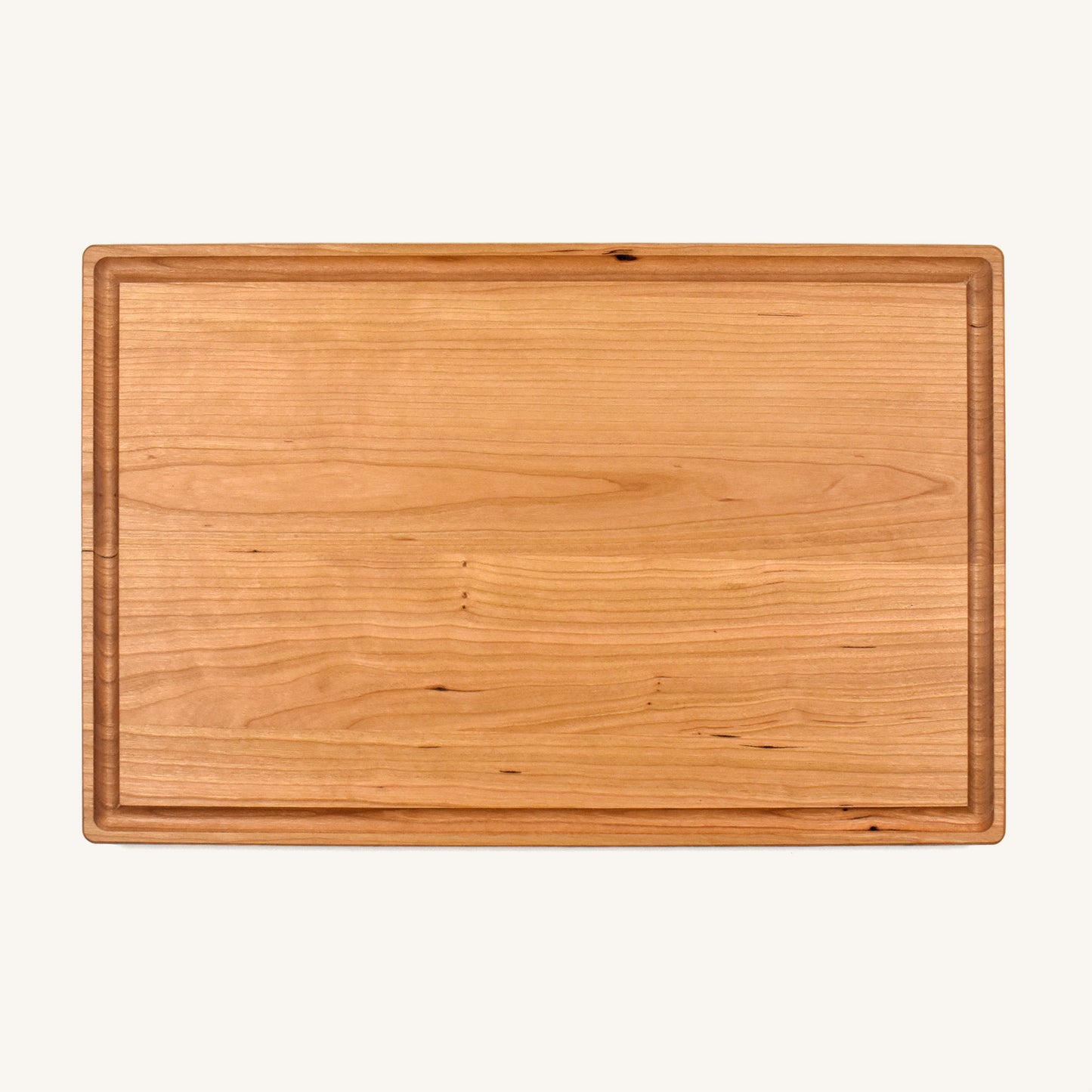 Planche à découper en bois épais avec bords arrondis et rainure pour jus