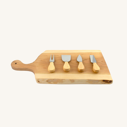 Paquete de tabla para servir artesanal Cherry Live Edge con juego de cuchillos para queso de madera de 4 piezas